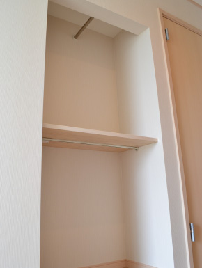 狭い玄関ホールの収納 左壁