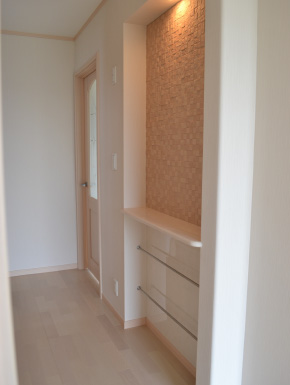 狭い玄関ホールの収納 右壁